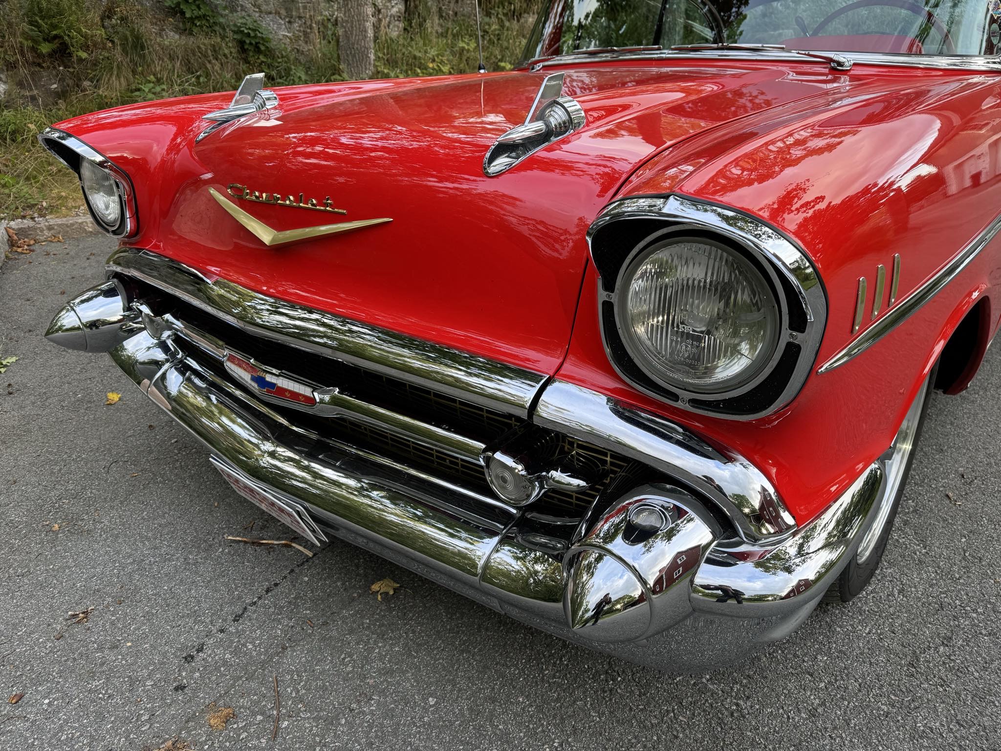 Chevrolet Bel Air 2d HT 1957 in leicht modernisierter Version / Sehr schönes Auto! (Eingehend)